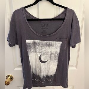 Billabong We All Live Under The Same Moon graphic T-shirt Women’s Size Small